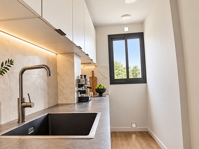 Cocina reformada con ventana en piso reformado en El Besòs i el Maresme, Barcelona