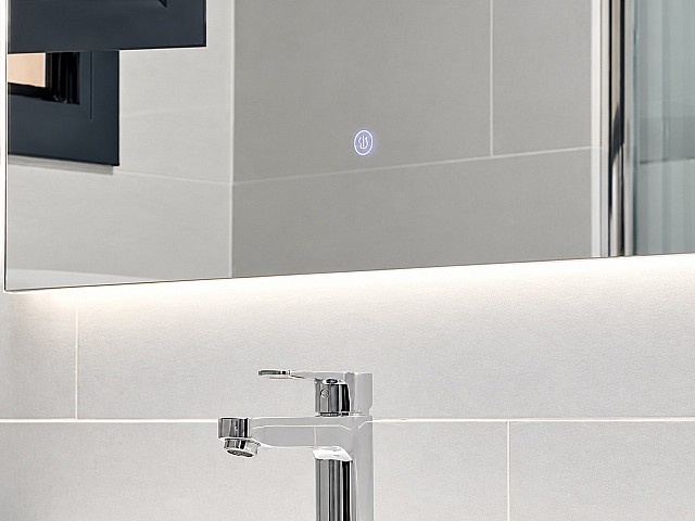 Detalle del lavabo y espejo del baño en piso reformado en El Besòs i el Maresme, Barcelona