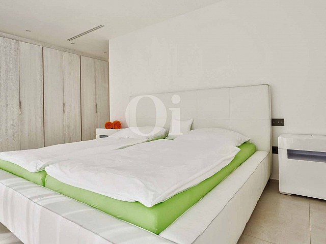 Luminosa habitación doble con cama matrimonial y armarios empotrados en lujosa casa en venta en Ibiza