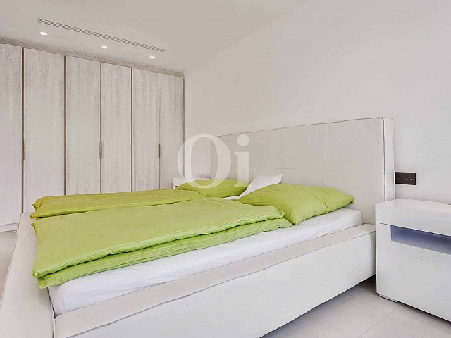 Luminosa habitación doble con cama matrimonial y armarios empotrados en lujosa casa en venta en Ibiza