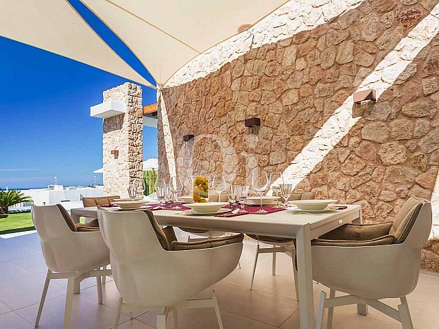 Exclusiva terraza con mesa para comer en casa en venta en Ibiza