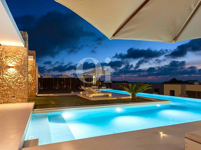 Piscina propia de preciosa casa en venta en Ibiza