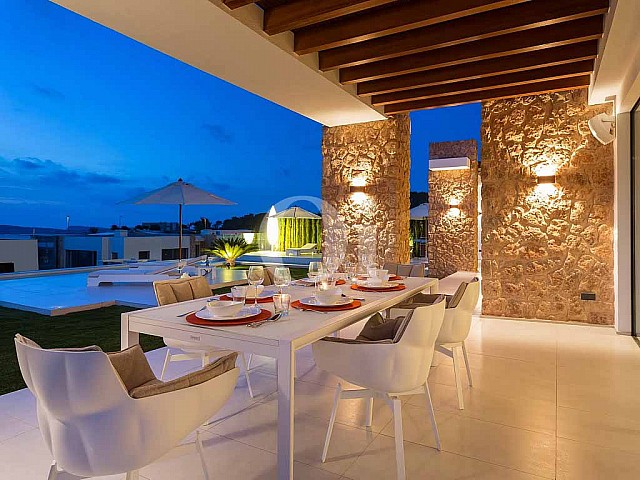 Comedor de verano de preciosa casa en venta en Ibiza