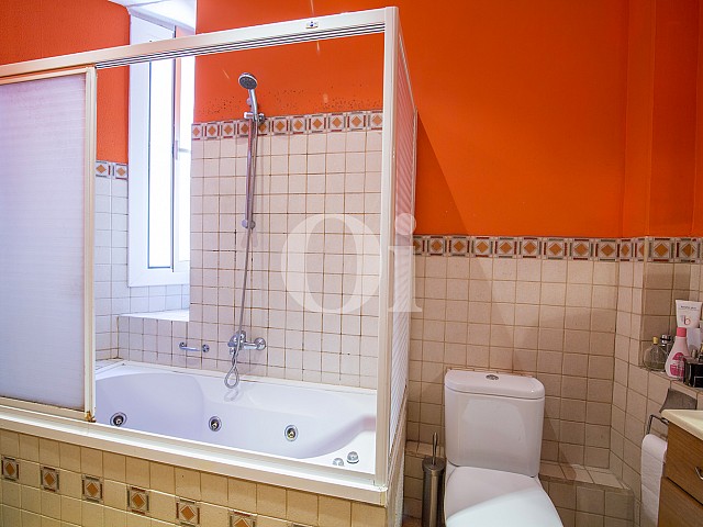 Exclusivo baño completo con plato de ducha, bañera  y aseo en magnifico piso en venta ubicado en El Gotic, Barcelona