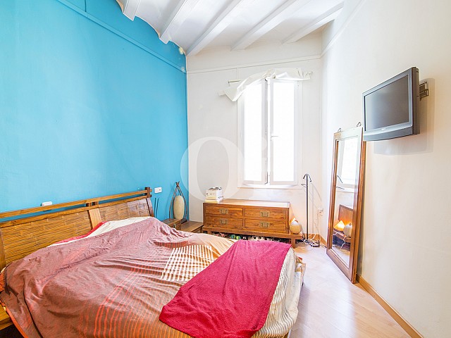 Luminosa habitación doble con cama matrimonial en lujoso piso en venta situado en el Gotic, Barcelona