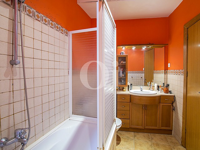 Ванная комната в квартире на продажу в Готическом Квартале Барселоны 