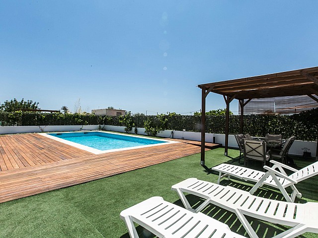 Exclusiva terraza con piscina propia en magnífica casa en alquiler ubicada en Ibiza