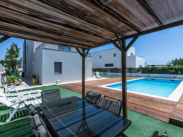 Exclusiva terraza con piscina propia en magnífica casa en alquiler ubicada en Ibiza