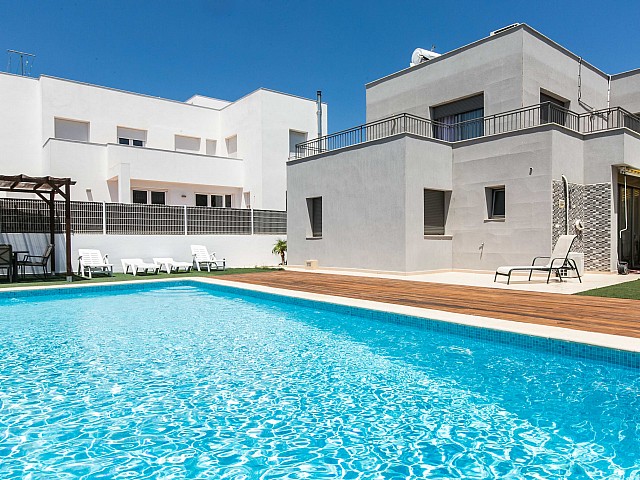 Exclusiva piscina propia en magnífica casa en alquiler ubicada en Ibiza
