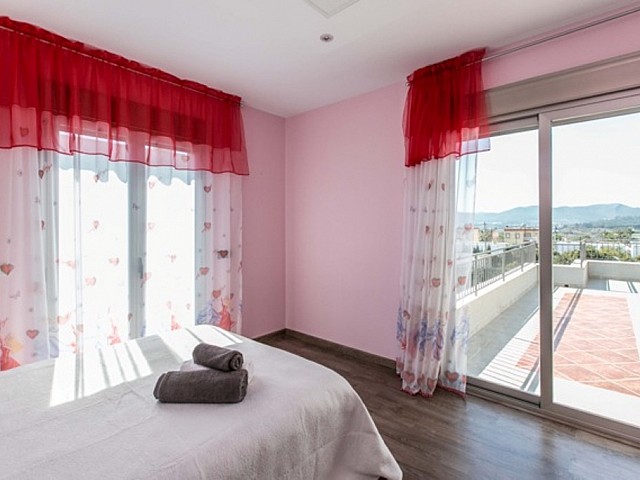 Luminosa habitación doble con cama matrimonial y vistas exteriores en sensacional casa en alquiler ubicada en Ibiza