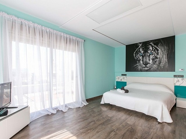 Luminosa habitación doble con cama matrimonial y vistas exteriores en sensacional casa en alquiler ubicada en Ibiza