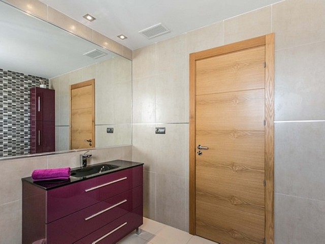 Exclusivo baño completo con bañera y aseo en lujosa casa en alquiler situada en Ibiza