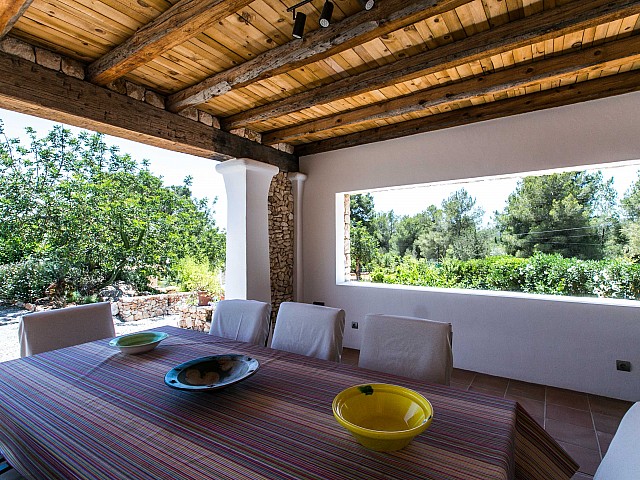 Exclusivo porche con vistas exteriores en sensacional casa en alquiler situada en Ibiza