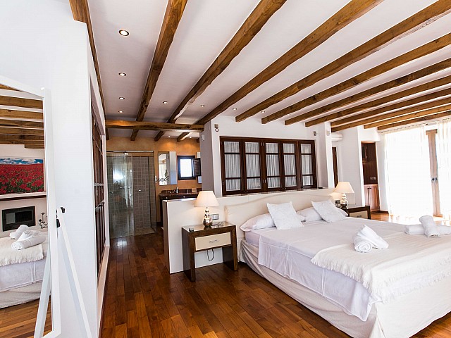 Luminosa habitación doble de grandes dimensiones con cama matrimonial en lujosa casa en alquiler en Ibiza 