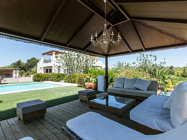 Esplendido jardín con piscina en espectacular casa en alquiler situada en Ibiza