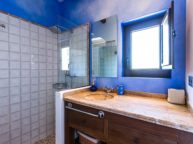 Magnifico baño completo con aseo y plato de ducha en fabulosa casa en alquiler situada en Ibiza