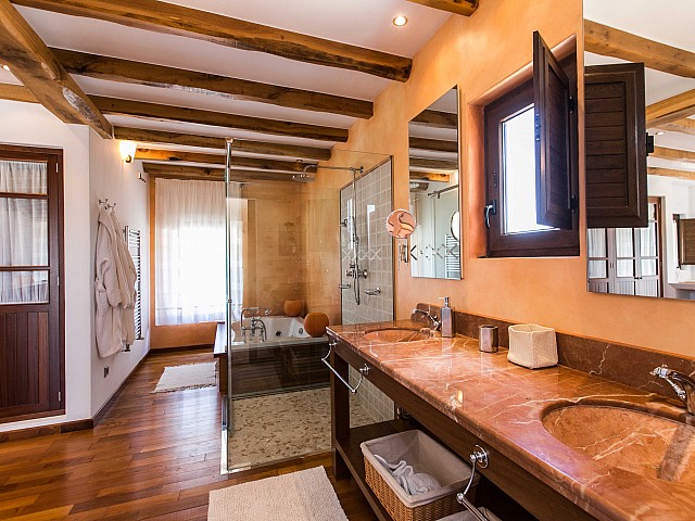 Magnifico baño completo con aseo y plato de ducha en fabulosa casa en alquiler situada en Ibiza