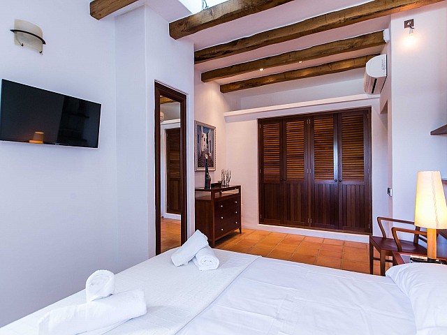 Luminosa habitación doble con cama matrimonial y armario empotrado en espectacular casa en alquiler ubicada en Ibiza
