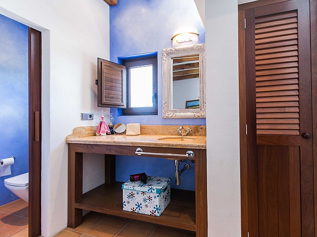 Luminoso baño completo con plato de ducha y aseo en espectacular casa en alquiler situada en Ibiza