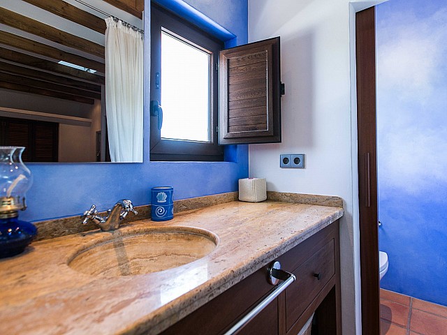 Luminoso baño completo con plato de ducha y aseo en espectacular casa en alquiler situada en Ibiza