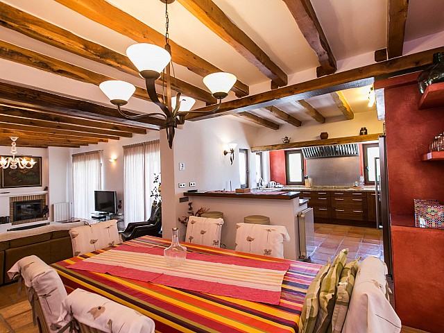Luminoso salón comedor con vistas exteriores en sensacional estancia en alquiler ubicada en Ibiza