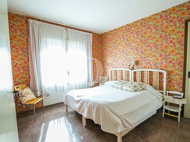 vistas de luminosa habitación doble con cama matrimonial y vistas exteriores en piso en venta situado en Caldetas