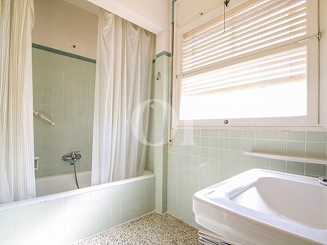 vues salle de bain avec WC et fond de la baignoire à vendre situé dans Caldetas