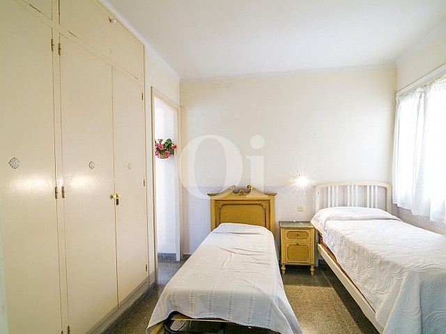 vistes de lluminosa habitació doble amb llit de matrimoni i vistes exteriors en pis en venda situat a Caldetes
