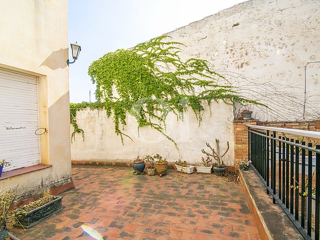 spacious courtyard views of flat for sale in Caldes d'Estrac