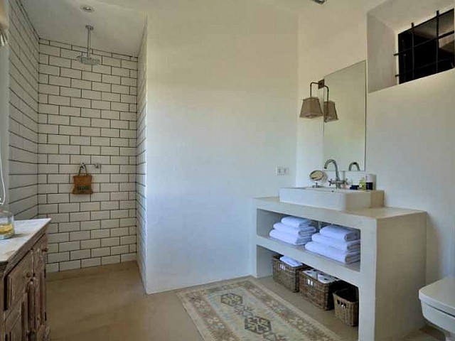 Baño con ducha de preciosa villa en alquiler en Santa Getrudis, Ibiza