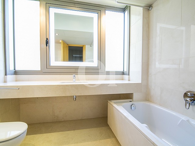 vista de baño con bañera y encimera de marmol en casa de lujo en venta barcelona