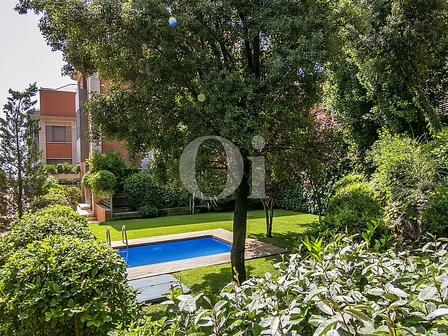vista de vista de jardin con piscina en casa de lujo en venta en barcelona