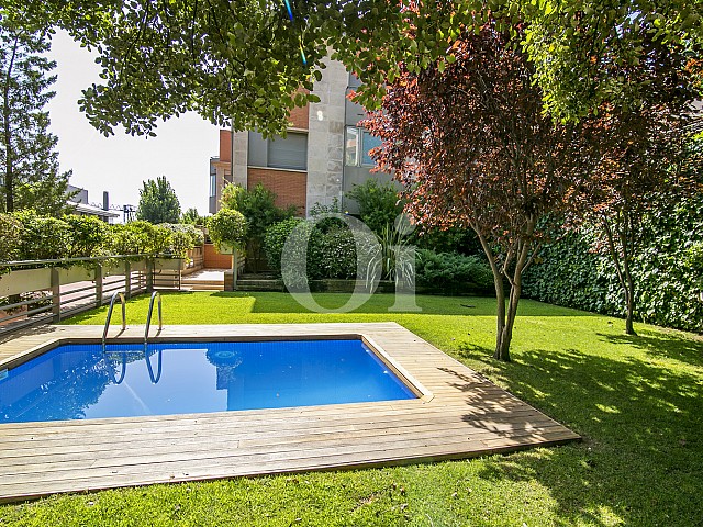 vista de piscina en casa de lujo en venta en barcelona