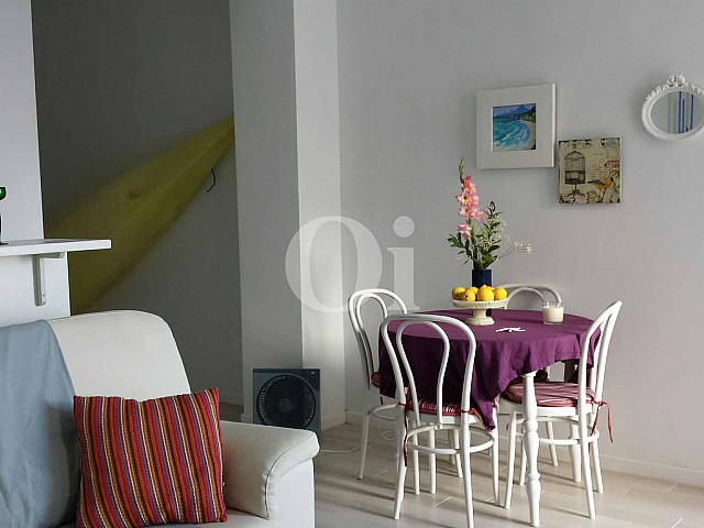 Salón-comedor de encantador apartamento en venta en S'Illot, Mallorca