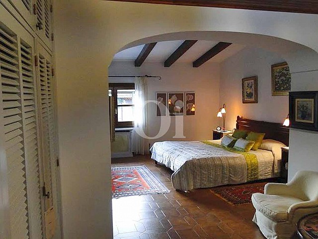 Dormitorio de finca rústica en venta con vistas al mar en Capdepera, Mallorca