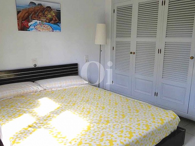 Dormitorio de finca rústica en venta con vistas al mar en Capdepera, Mallorca
