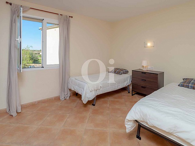 Dormitorio con dos camas de apartamento en venta en Porto Cristo, Mallorca