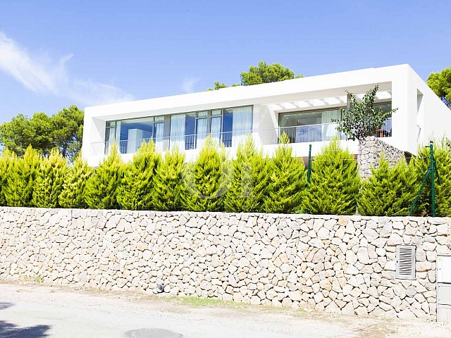 Alrededoress de impresionante casa minimalista en venta en Cala Ratjada, Mallorca