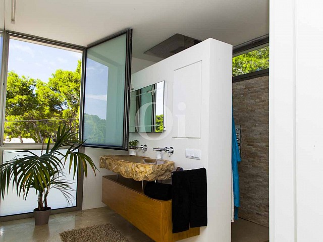 Baño con duchas de impresionante casa minimalista en venta en Cala Ratjada, Mallorca