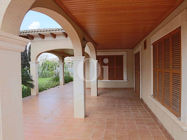 Veranda einer luxuriösen Villa zum Verkauf in San Lorenzo, Mallorca