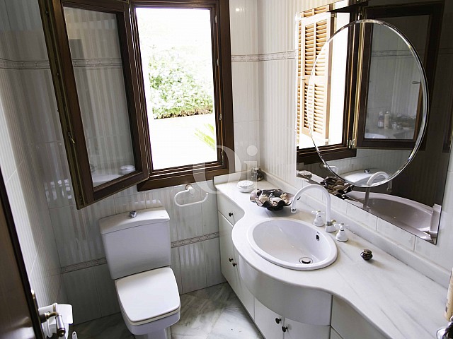 Badezimmer einer luxuriösen Villa zum Verkauf in San Lorenzo, Mallorca
