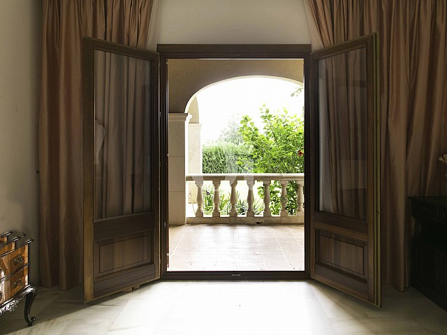 Zimmer mit Zugang nach aussen  einer luxuriösen Villa zum Verkauf in San Lorenzo, Mallorca