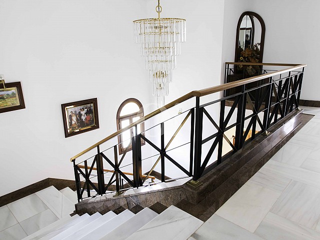 Treppe zum unteren Stock einer luxuriösen Villa zum Verkauf in San Lorenzo, Mallorca