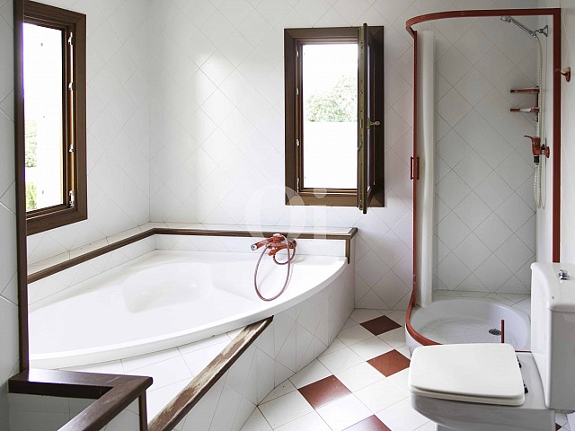 Baño con bañera de lujosa villa en venta en San Lorenzo, Mallorca