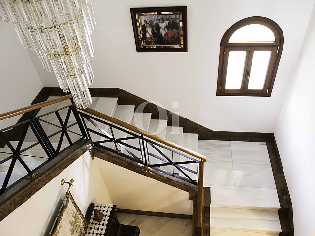 Treppe zum unteren Stock  einer luxuriösen Villa zum Verkauf in San Lorenzo, Mallorca