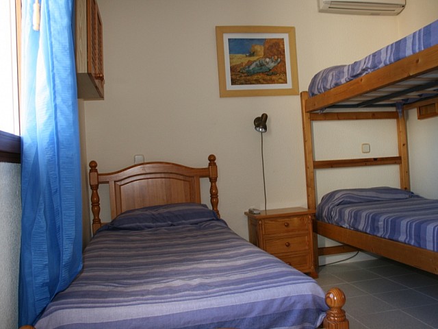Dormitorio con dos camas de casa en venta en Mallorca con preciosas vistas
