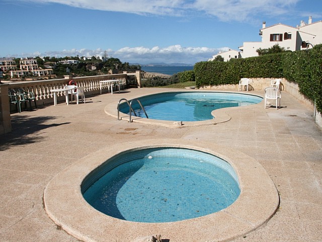 Piscina comunitaria de casa en venta en Mallorca con preciosas vistas