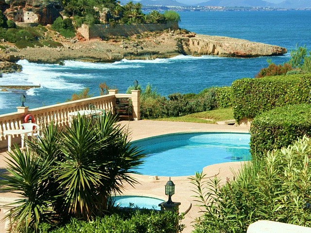 Anblicke auf den Swimming-Pool und das Meer eines Reihenhauses zum Verkauf in Cala Murada, Mallorca