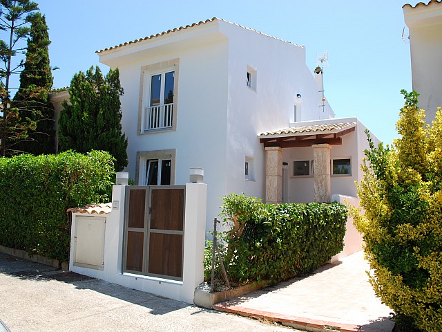 Fachada de chalet en venta en zona residencial junto a cala Mendia, Mallorca