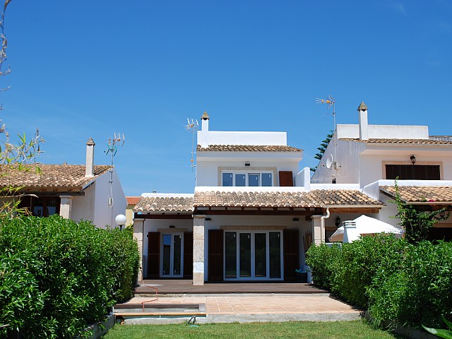 Fachada de chalet en venta en zona residencial junto a cala Mendia, Mallorca
